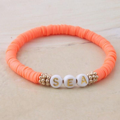 Oranges Armband aus Soft Clay Perlen und Buchstaben Sea