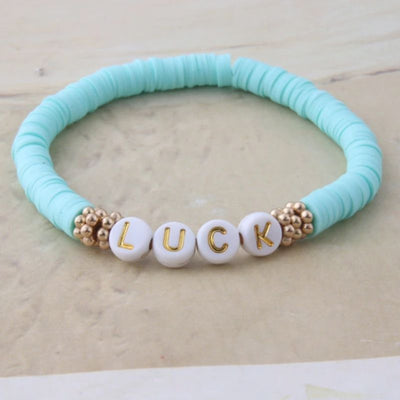 Tuerkis hellblau gruenes Armband aus weichen flachen Perlen und Buchstaben Luck