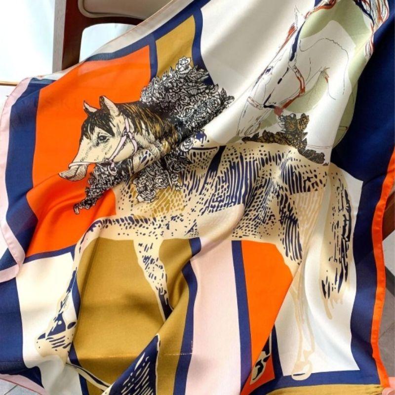 Bandana Foulard Tuch mit Pferde Symbol - quadratisches Satin Seide Tuch in blau und orange mit Pferde Symbol 