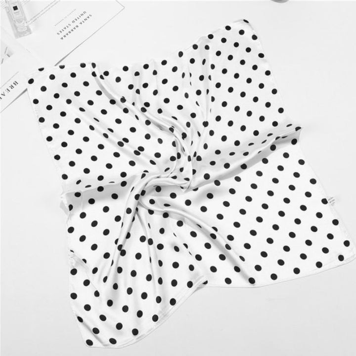 Weisses quadratisches Foulard Bandana Tuch mit schwarzen Dots Polka Punkten