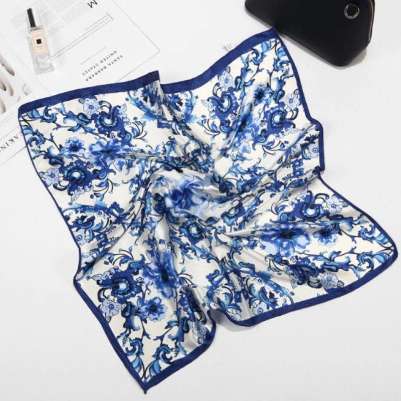 Foulard Blaue Blumen Bandana Tuch aus Satin Seide - Quadratisches Kopftuch Haarband 
