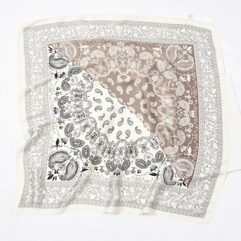 Bandana Paisley Satin Seide Tuch mit Vintage Style Paisley Mustern auf dem Tuch verteilt