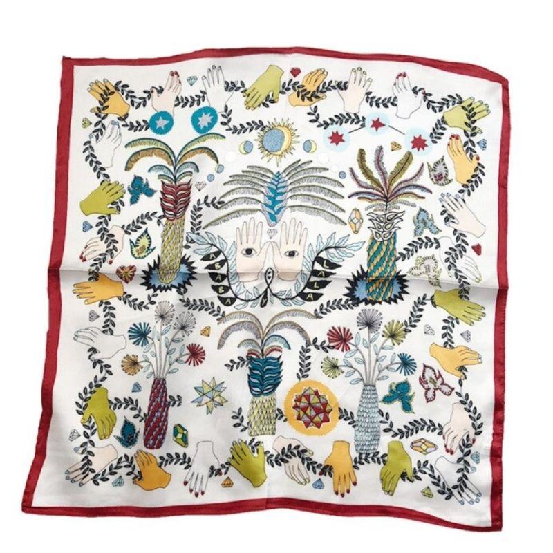 Weisses Bandana Tuch als Kopftuch tragen oder Foulard - Kunstvolle Zeichnungen und Symbole auf dem Tuch