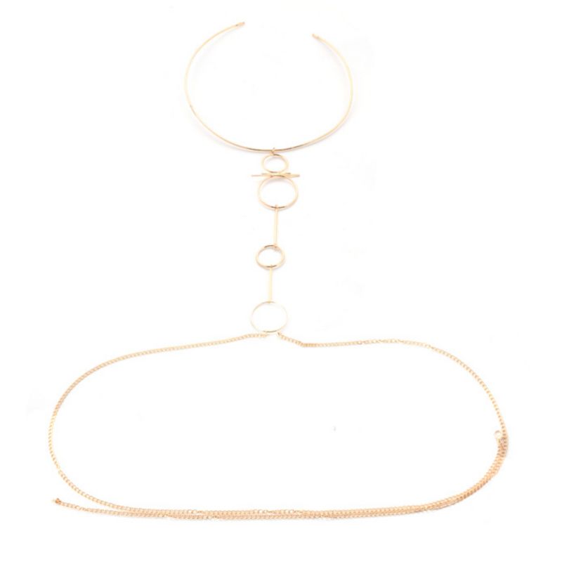 Goldene Bauchkette mit Choker und Ringen in der Mitte der Brust 
