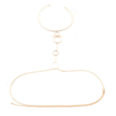 Goldene Bauchkette mit Choker und Ringen in der Mitte der Brust 