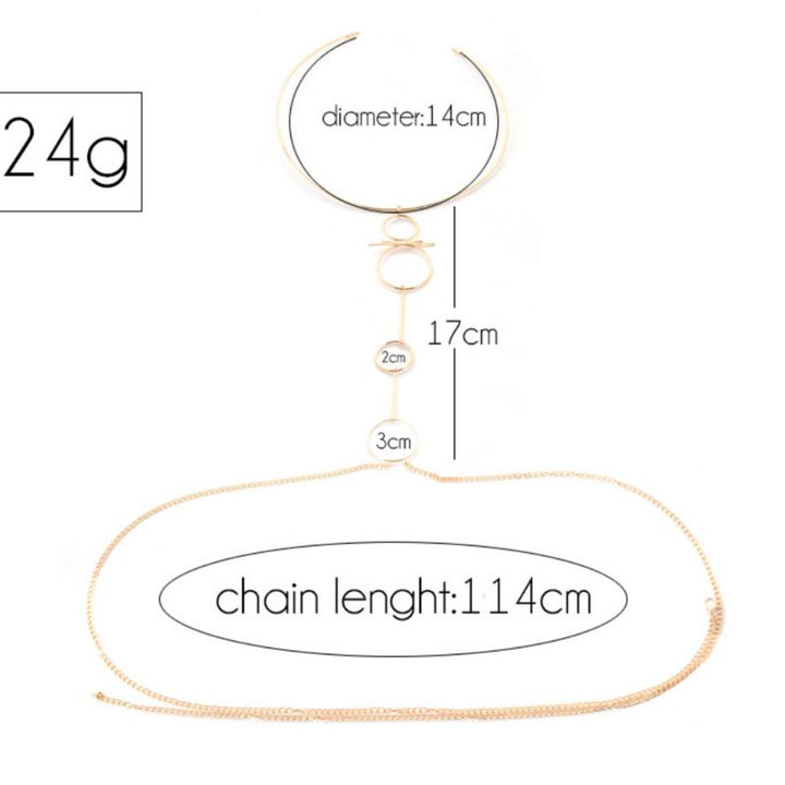 Eine wunderschöne Kombination aus Choker, Ringen und feinen Ketten