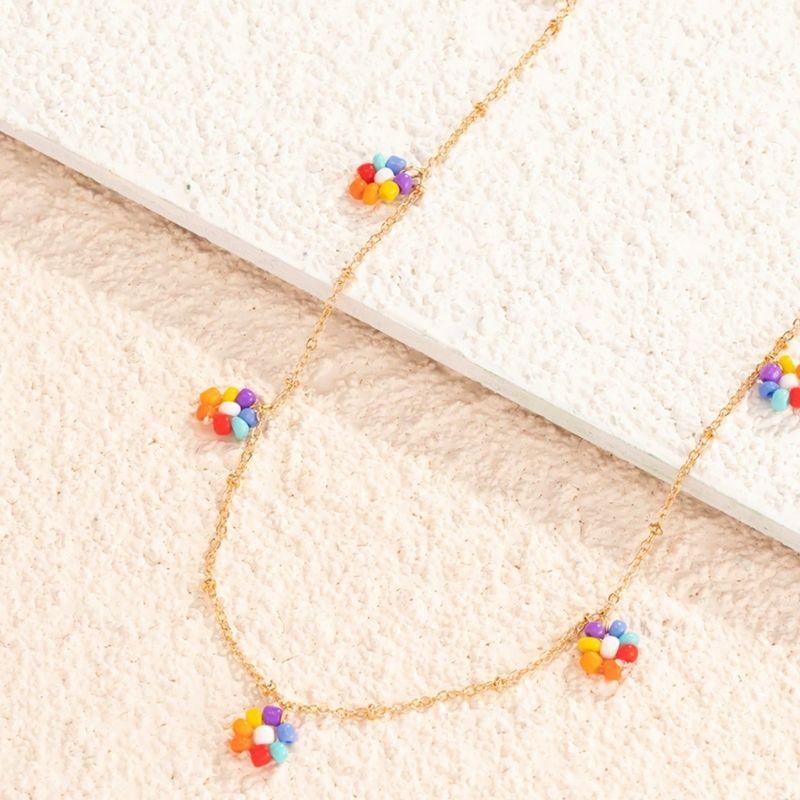 Farbige Blumen Perlen an feiner goldener Kette