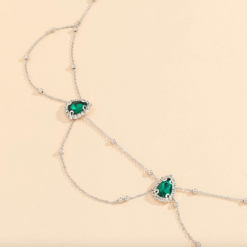 Elegante Damen Bauchkette mit gruenen Steinen und Glitzersteinen um die Steine herum 