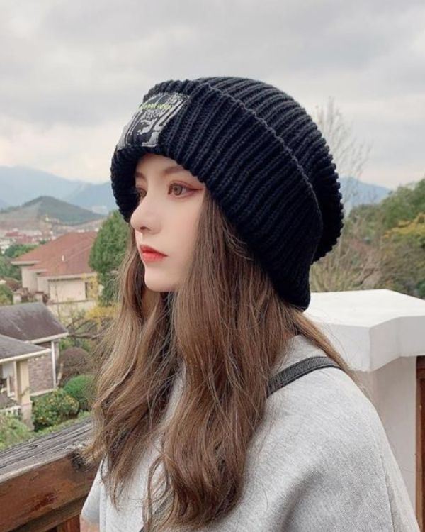 Schwarze Winter Muetze Beanie mit Bild auf der Vorderseite der Muetze