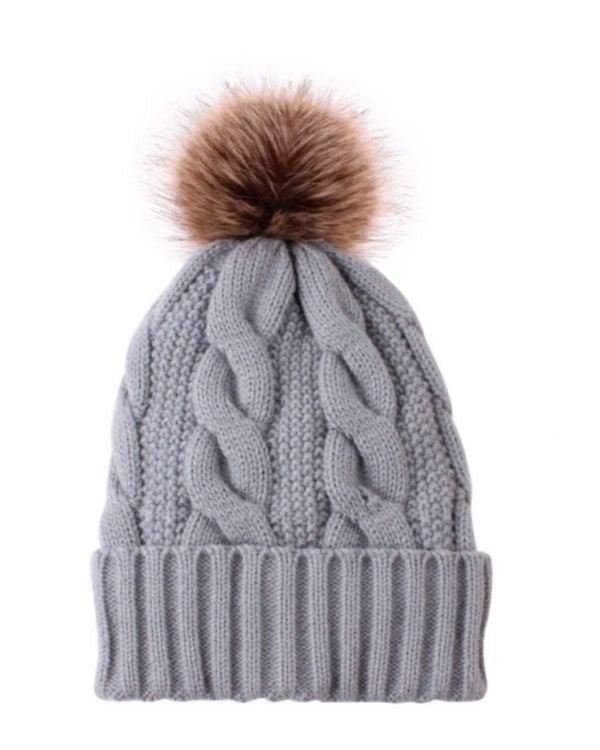 Graue Beanie Wintermuetze mit Fellbommel - Gestrickte Zopfmuster Wintermuetze