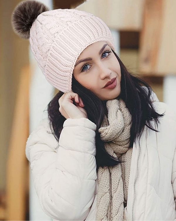 Weisse Beanie Wintermuetze mit Kunstfell Bommel und gestricktem Zopfmuster