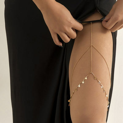 goldene elegante Beinkette mit Gummiband fuer am Oberschenkel und feinen Ketten mit Sternsymbolen 