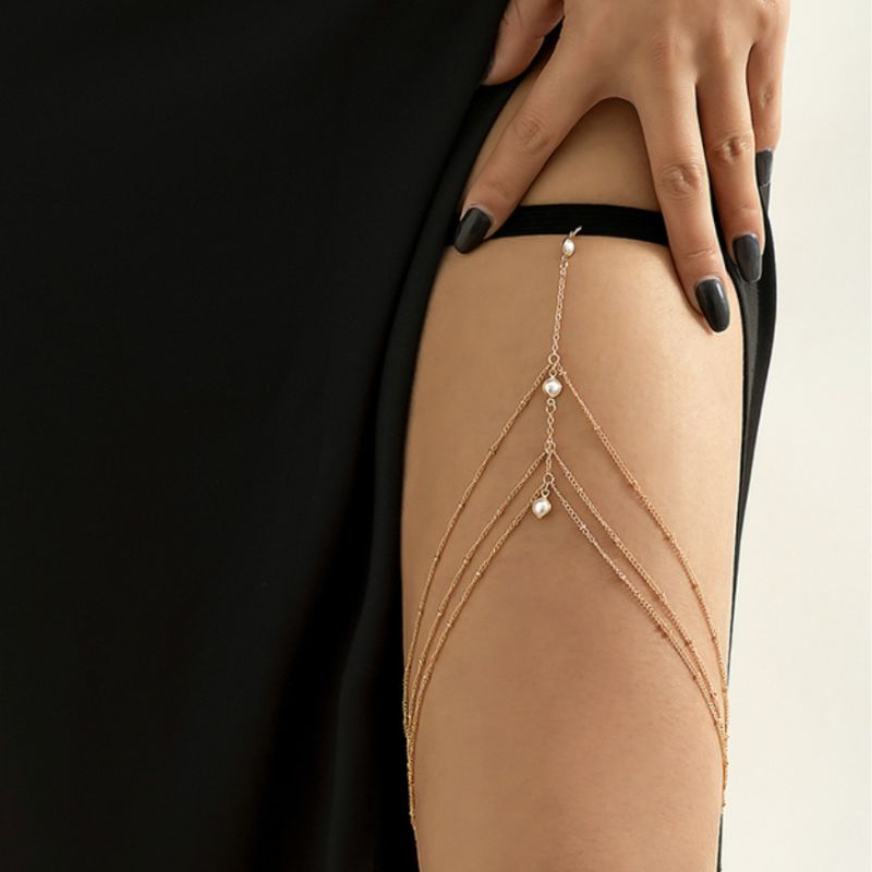 Feine elegante Oberschenkel Beinkette mit feinen Ketten auf den Seiten und weissen Perlen in der Mitte