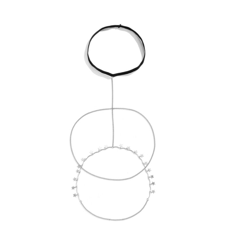 Silberne Oberschenkel Beinkette mit Sternsymbolen und feinen Gliederketten die nach unten haengen 