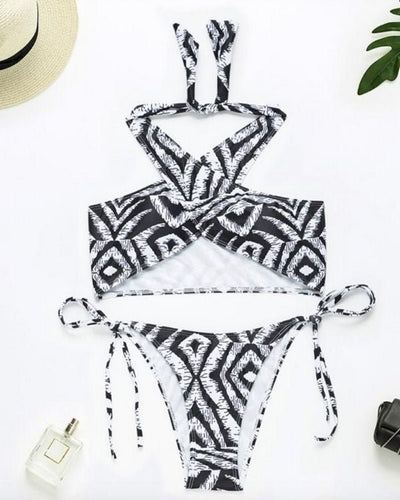Schwarz Weisses Bikini mit gekreuztem Neckholder Bandeau Oberteil und High-Waist Bikinihose zum binden auf den Seiten 