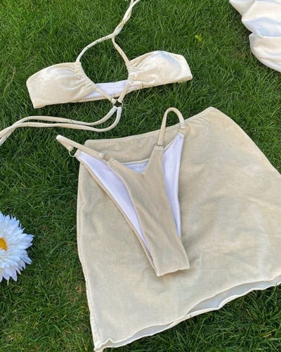 High-Waist String Tanga Badehose und Bandeau mit Neckholder - Samt Velvet Bikini Set mit Mesh Rock