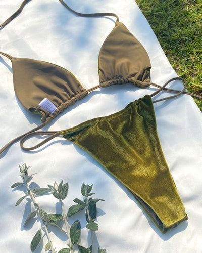High-Waist Bikini Set aus Triangel Oberteil und Brazilian Bikinihose und Gruen 