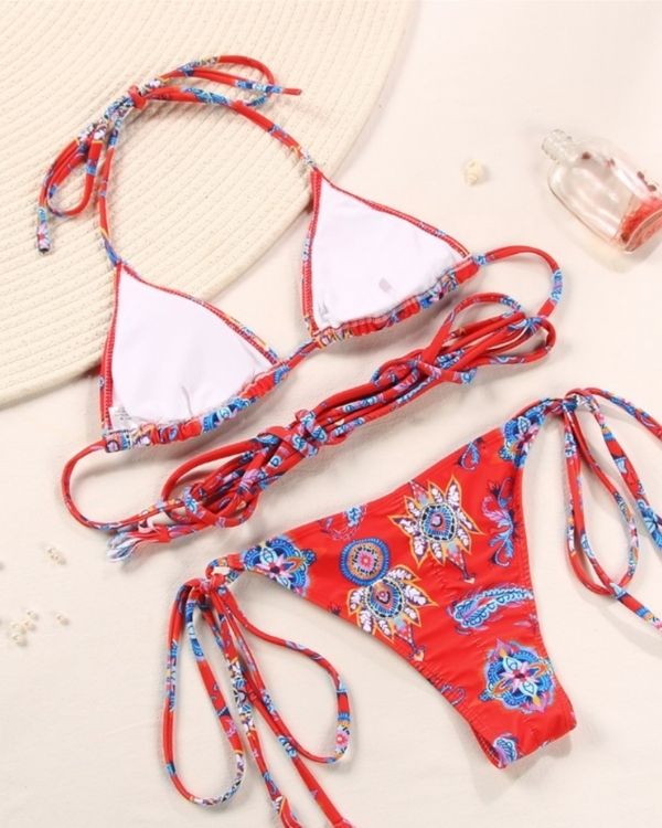 Rotes Triangel Bikini Set mit High-Waist Bikinihose zum binden auf den Seiten - Lange Traeger fuer um die Taille 