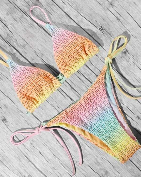 Bikini in hellen Farben mit Farbverlauf - Triangel Oberteil und normale Badehose aus Scrunch Effekt Stoff 