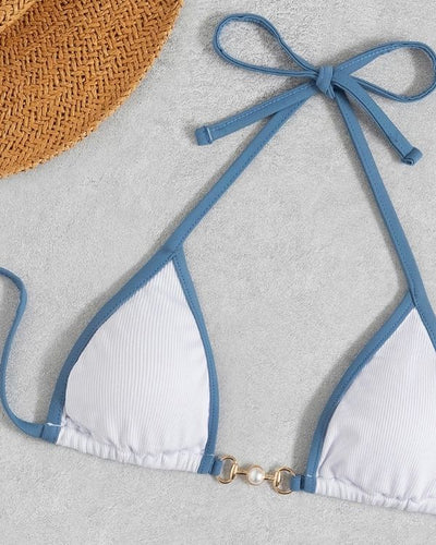 Elegantes Triangel Oberteil in weiss mit blauen Raendern und Perlen Detail