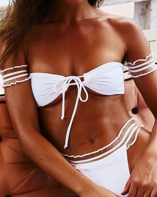 Weisses verspieltes Damen Bikini Set mit Bandeau Oberteil und High-Waist Badehose