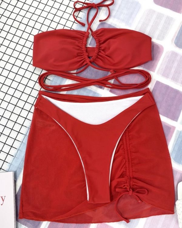 Rotes Bikini Damen Set mit kurzem Rock und String