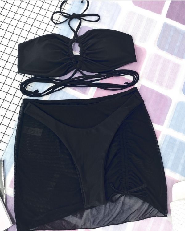 Schwarzes Bikini Set aus Neckholder Oberteil, String Unterteil und Rock