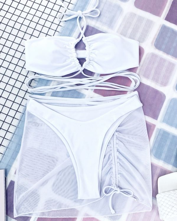 Weisses Damen Bikini Bademode Set aus Triangel und String mit passendem Rock