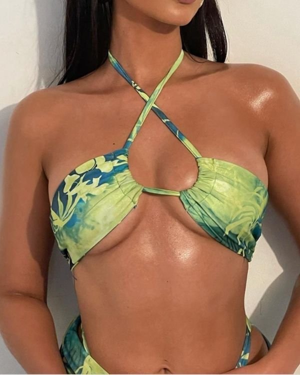 Tropisches Bikini Set mit gekreuztem Bikinioberteil zum binden am Nacken