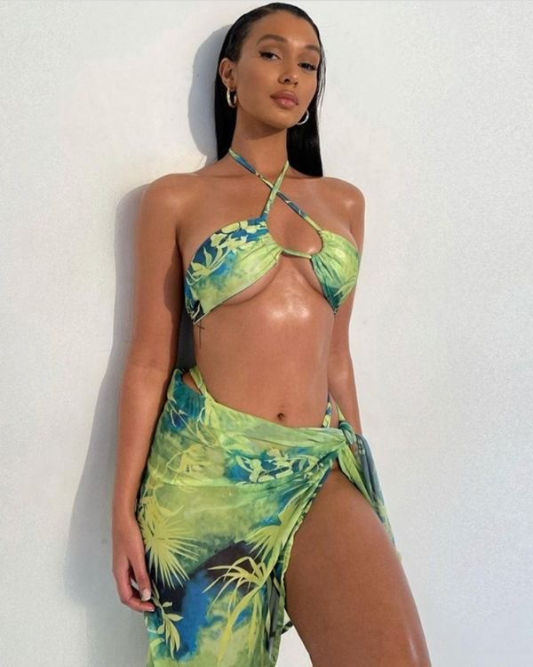 Dreiteiler Bikini Set - Gekreuztes Bikini Oberteil mit Brazilian String und Pareo in tropischen Farben 
