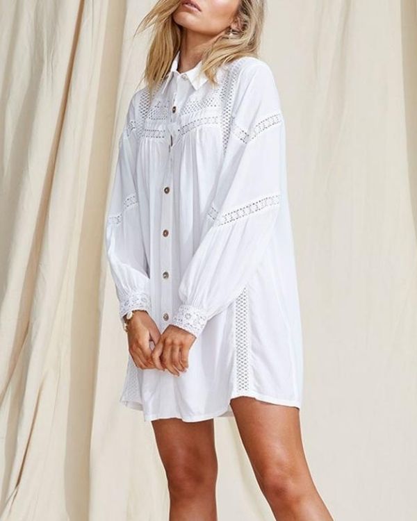 Boho Bluse in weiss mit Kragen und vielen Muster Details an den Manschetten und Kragen