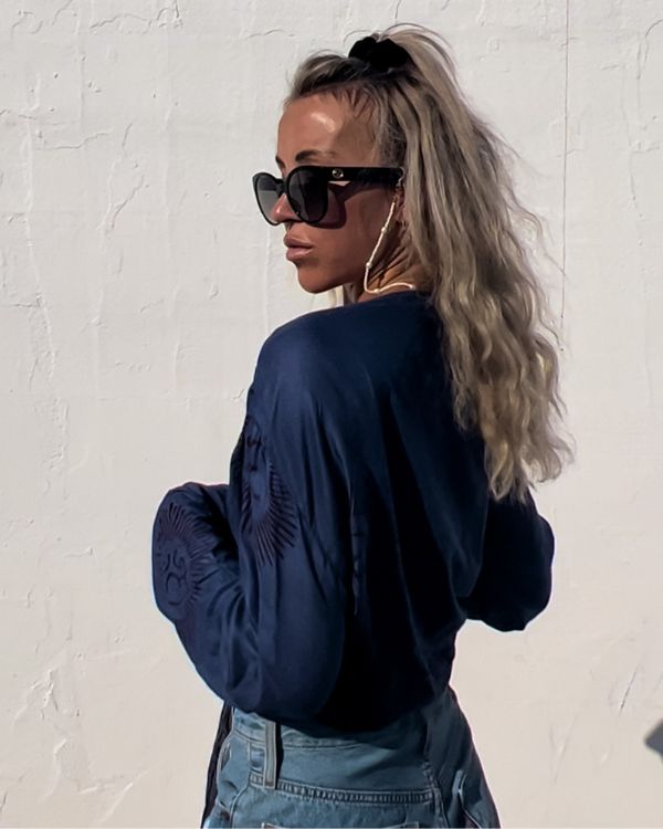 Dunkelblaue Wickelbluse langarm Shirt mit roten Om Zeichen