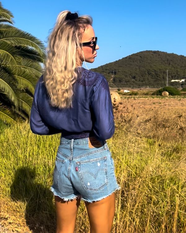 Blaue India Fashion Bluse mit roten Om Zeichen