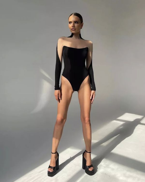 Schwarzer Cut-Out Mesh Bodysuit Damen Body Einteiler mit hohem kragen und langen Aermeln