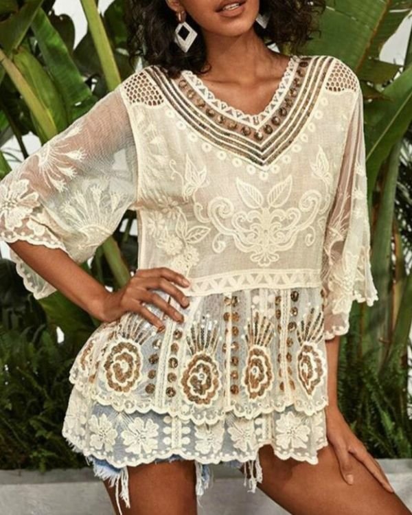 Boho Spitzen Shirt mit verspielten goldenen Details - Hippie Ibiza Style Fashion