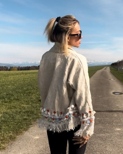Damen Boho Jacke im Beige-Ton mit Fransen am Saum Ende und Kragen 