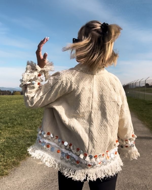 Stillvolle Damen Boho Uebergangsjacke in einem Creme Beige Ton - Oversize Look Hippie Jacke