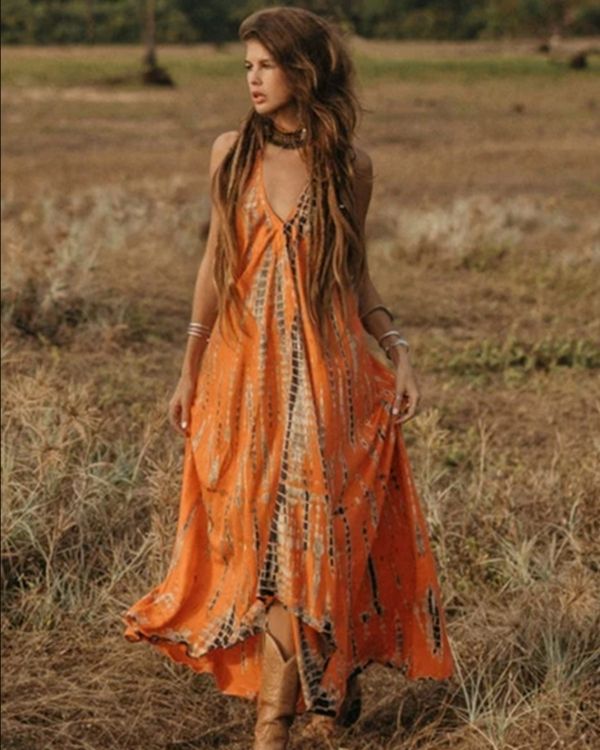 Lockeres langes Damen Boho Gipsy Kleid in orange mit Batik Tie Dye Mustern und offenem Ruecken 
