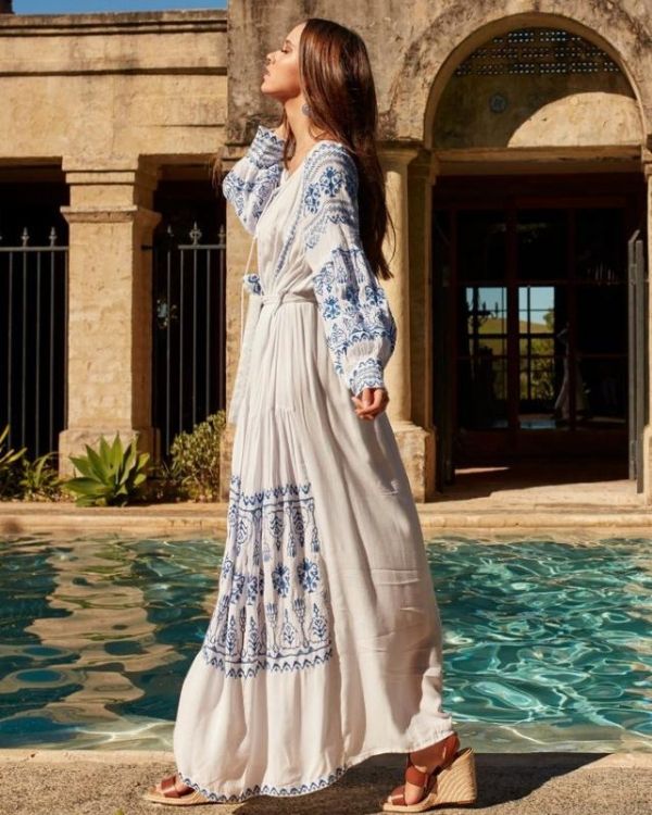 Weisses Damen Baumwolle Kleid mit langen Aermeln und blauen Stickereien - Damen Maxikleid Luxus Hippie Fashion