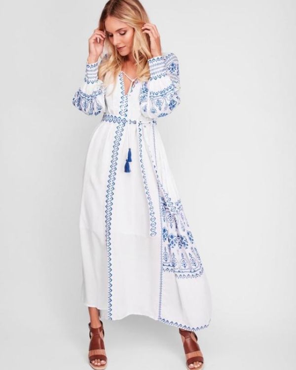 Weisses Baumwolle Damen Kleid mit langen Aermeln und Stoffgurt zum binden - blaue Stickereien Luxus Boho Maxikleid online kaufen