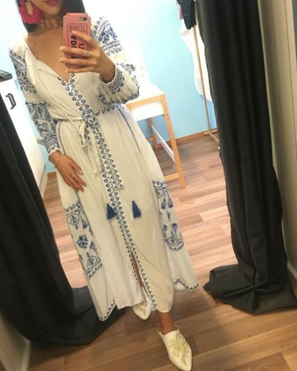 Weisses Damen Boho Baumwolle Kleid in weiss mit blauen Stickereien 