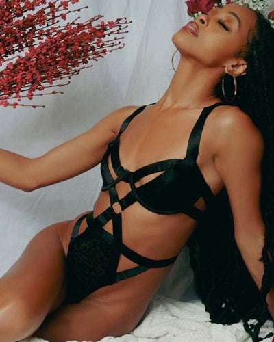 Schwarzer Bondage Bodysuit mit Cut-Outs und Leopard Mustern 