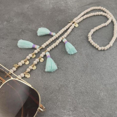 Helle Perlenkette mit hellblauen Pompoms - Brillenkette und Maskenketten im Hippie Style
