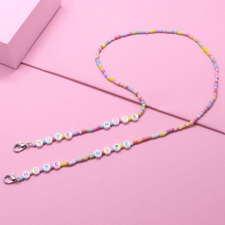 Perlenkette aus kleinen farbigen Perlen und mit Buchstaben Hope - Kann als Maskenkette und Brillenkette getragen werden