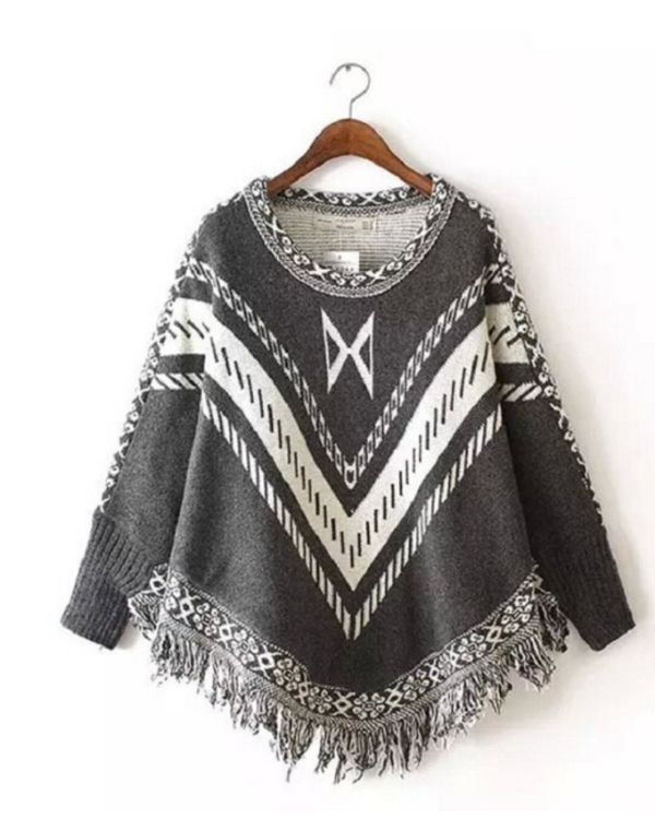 Grauer Boho Poncho Cape perfekt fuer Herbst und Winter 