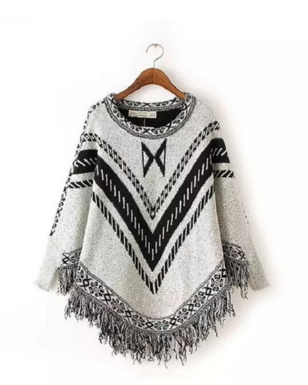 hellgrauer Boho Poncho Cape mit Fransen und Aermeln