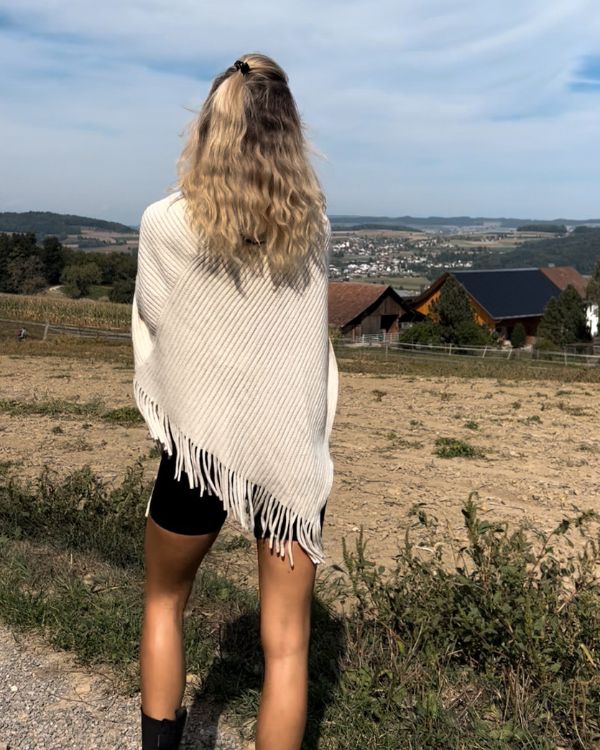 Creme weisser asymmetrischer Damen Poncho Cape mit Rollkragen und Perlen auf der Vorderseite