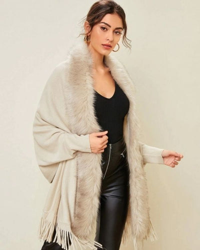 Damen Cape Poncho mit Armen und Fransen und Kunstfell, Kunstpelz - Beige Damen Cape Strickjacke Cardigan