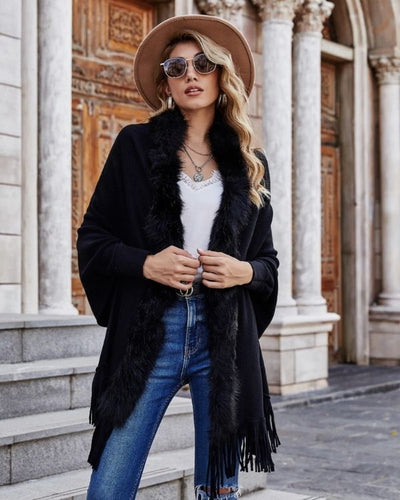 Schwarze Damen Poncho Cape Strickjacke mit kuscheligem Kunstfell Kragen und Fransen am Ende