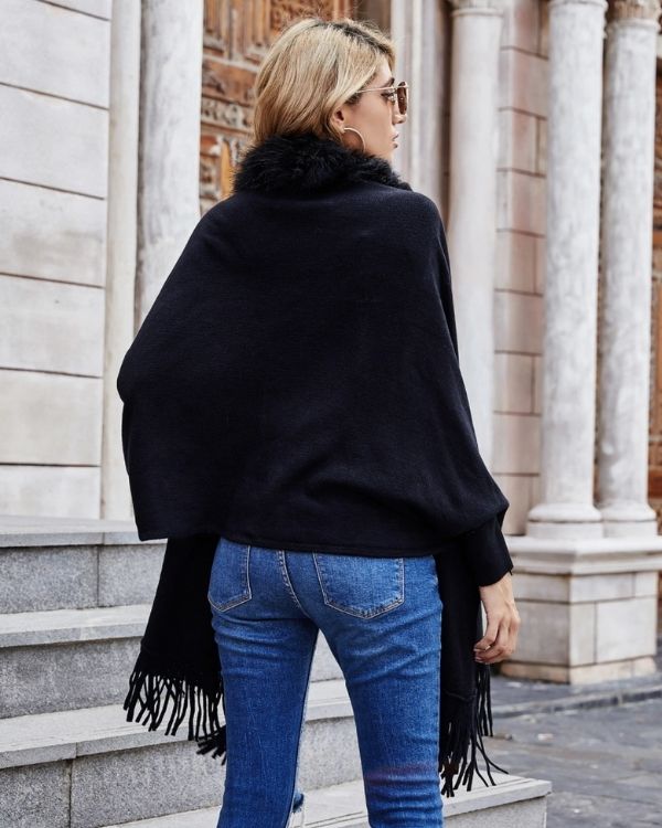 Schwarzer Damen Poncho Cape mit Fransen und Kunstpelz Kragen - Damen Bekleidung Herbst Winter